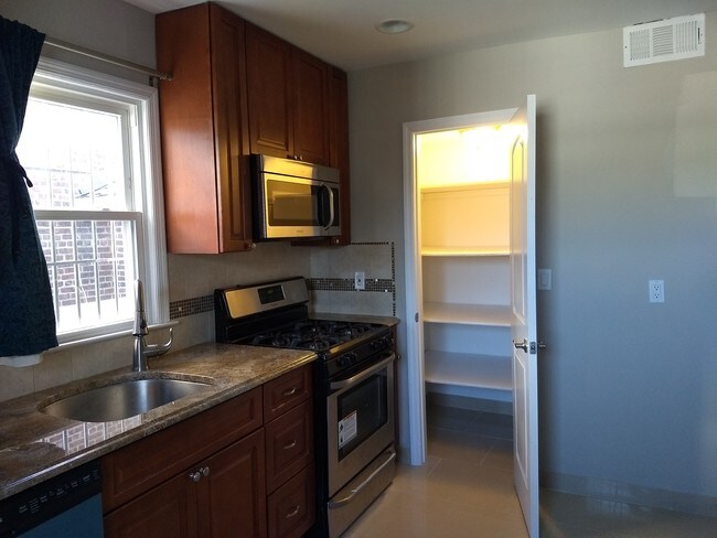 Kitchen-right - 63 Oxford Pl