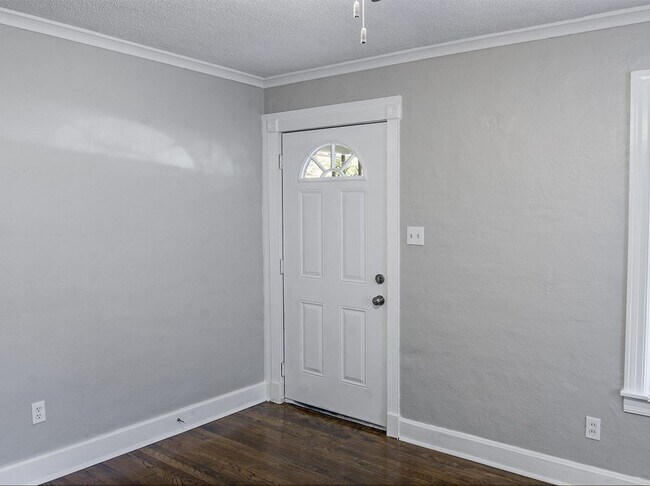 Building Photo - UPDATED 3 bed, 1 bath near U of M.