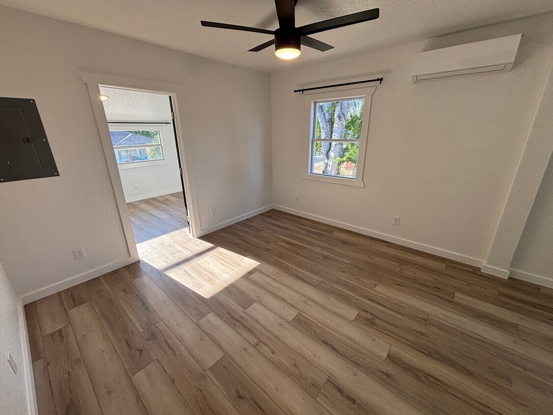 Primary Photo - 150 S Nekoma Ave