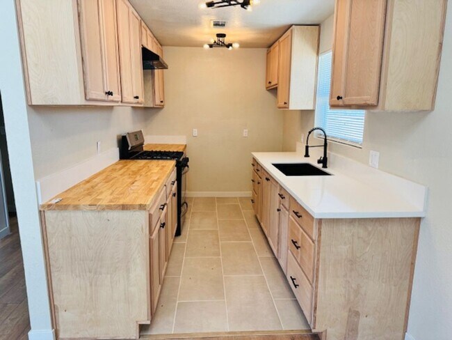 Foto del edificio - Gorgeous Remodeled 4+2 - $2825