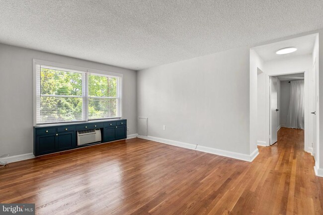 Foto del edificio - 7630 Tomlinson Ave