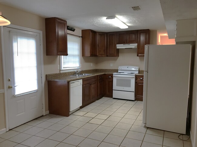 kitchen from dining view - 5162 Ridge Forest Dr