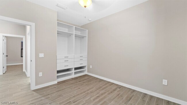 Building Photo - 16091 Lakeview Dr