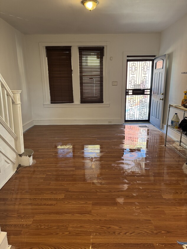 Spacious living room - 1864 E Atlantic St