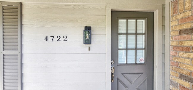 Doorway & Entry Light - 4722 Rainbow Run