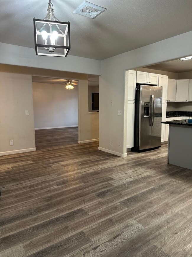 Building Photo - 3 BEDROOM 2 BATHROOM WITH A POOL