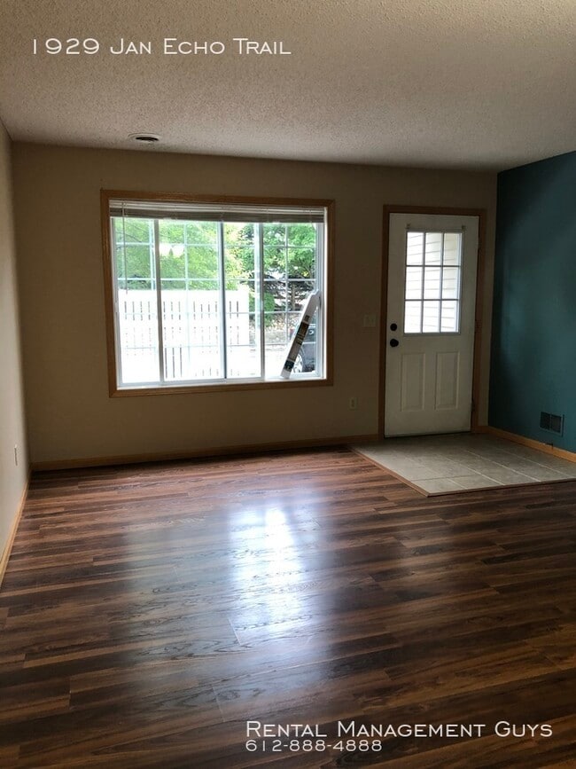 Foto del edificio - Very Nice 2 Bedroom Townhome - In Unit Lau...