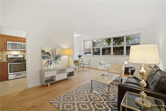 Building Photo - 555 Kappock St