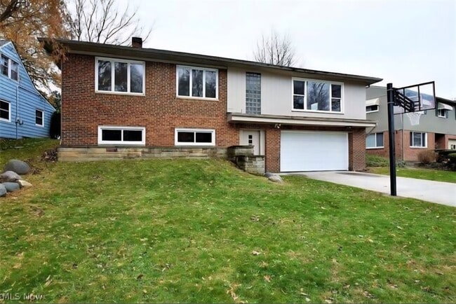 Building Photo - 23728 Glenhill Dr
