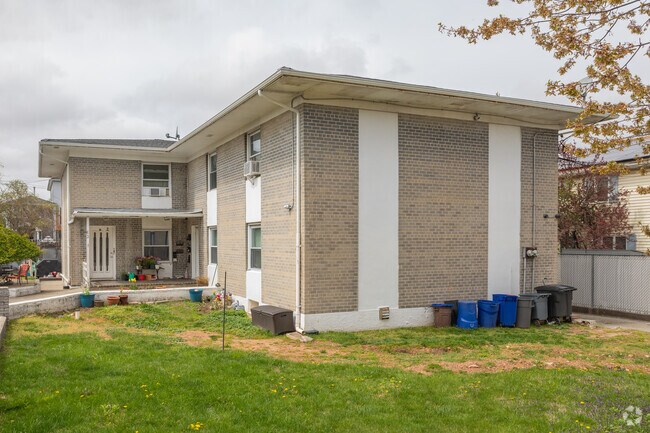 Foto del edificio - 63 Titus Ave