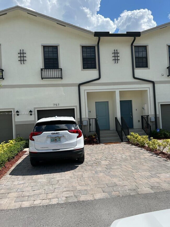 Foto del edificio - 757 SW 11th St