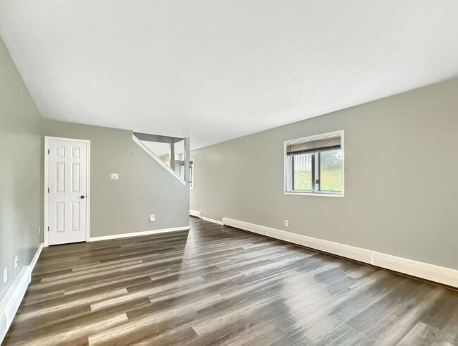 Building Photo - Check out this amazing 4 bedroom 1.5 bathr...