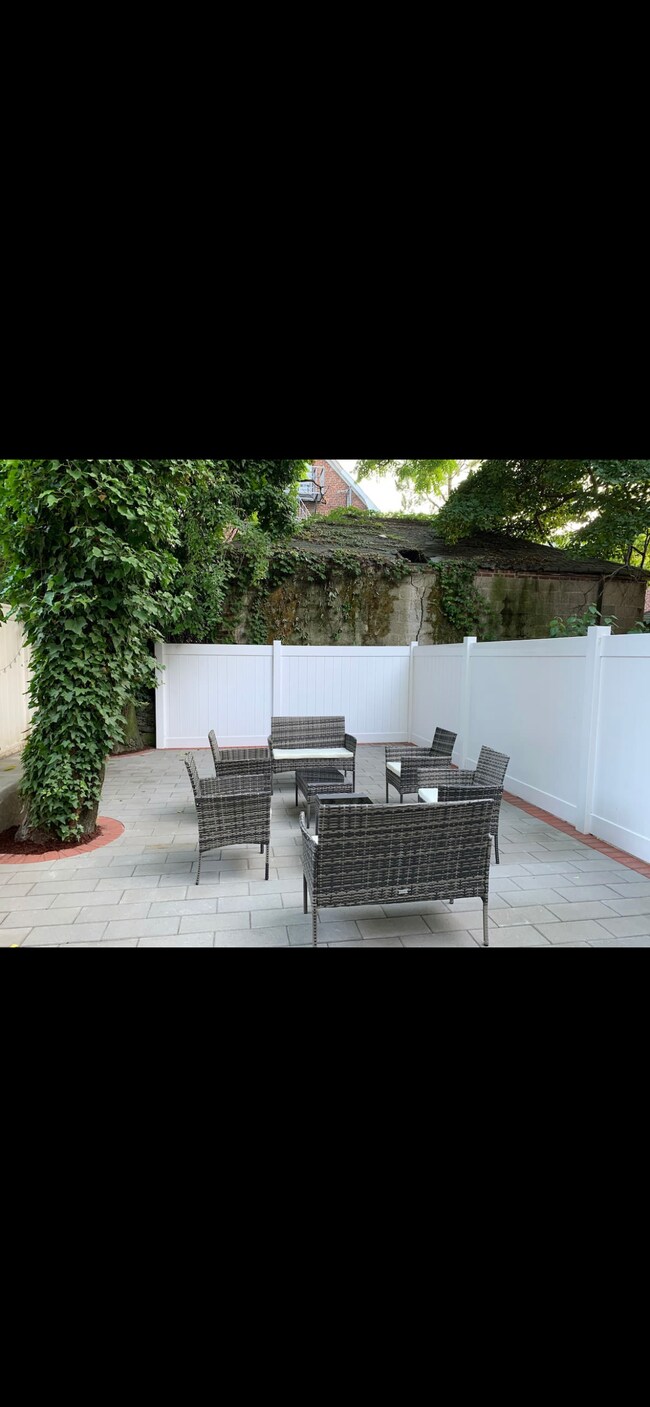 Patio interior - 195 Grant Ave