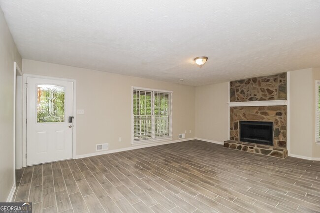 Building Photo - 345 Justin Dr