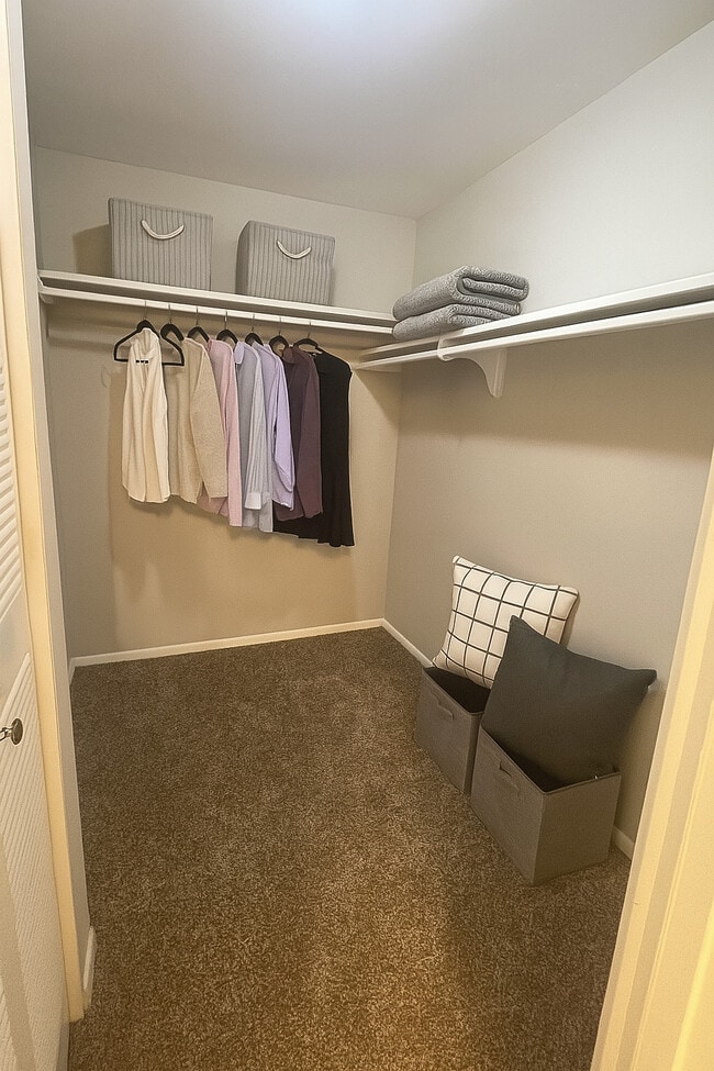 Armario prioritario - Brook Run Apartment Complex