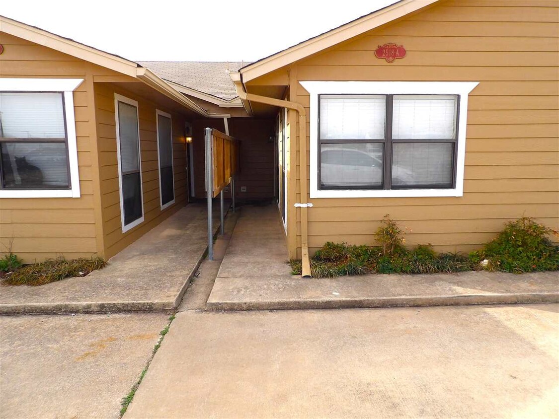 Primary Photo - 2518 SW B Ave