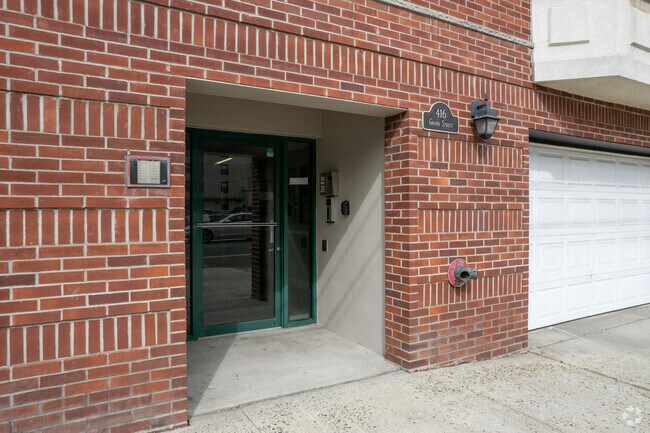 Entrada - 416 Grand St