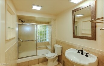 Building Photo - 1366 Nimrod St