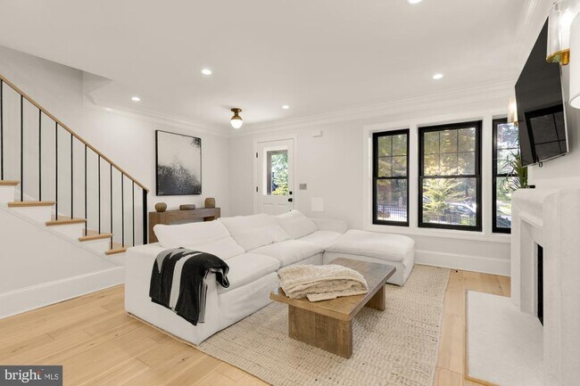 Foto del edificio - 3705 Reservoir Rd NW