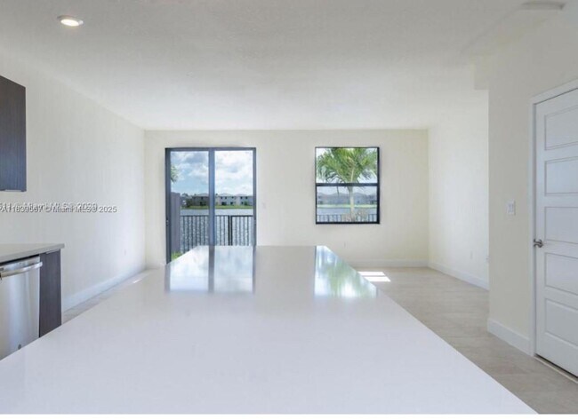Foto del edificio - 9076 NW 158th St