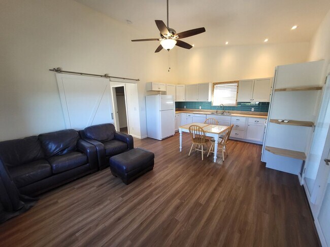 Foto del edificio - Private 1 Bedroom 1 Bathroom Home - Over 9 Acres with Hiking Trails!