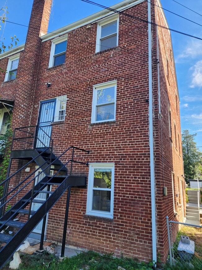 Building Photo - 467 Burbank St SE