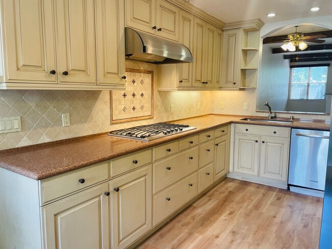 Building Photo - Wonderful 3 Bed 2.5 Bath Townhouse In Mountain View. Beautiful Vinyl Plank Flooring Installed Thr...