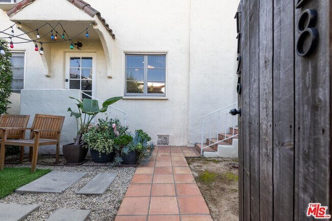 Foto del edificio - 7714 Rosewood Ave