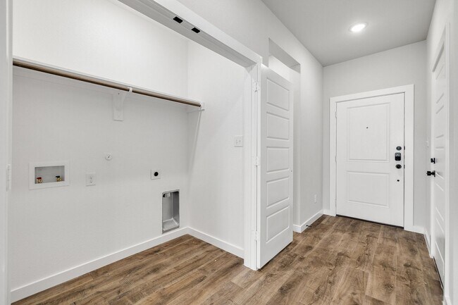 Foto del edificio - AVAILABLE NOW! LUXURIOUS DUPLEX LOCATED ON 1-ACRE LOT IN MIDLOTHIAN, TX!