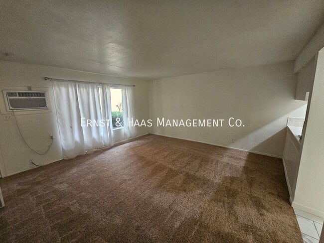 Building Photo - Wonderful Two-Story Townhouse-Style Apartm...