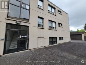 Building Photo - 2637 Keele St