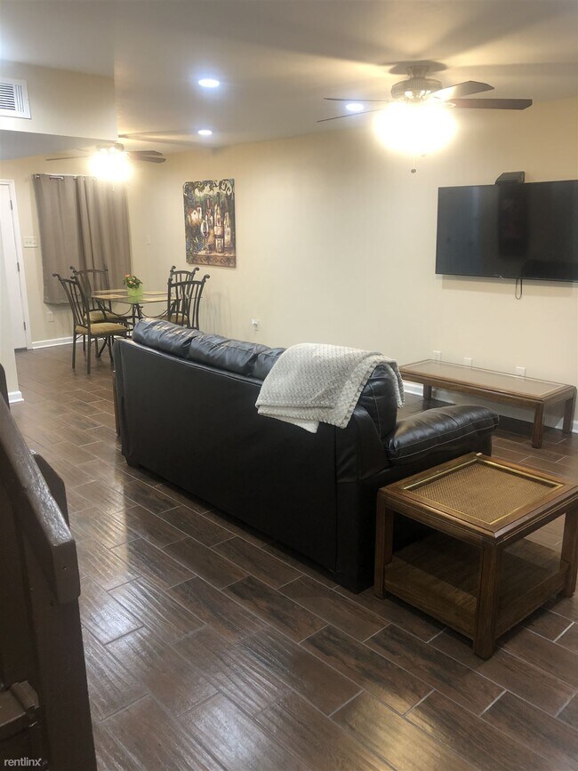 Building Photo - 3 br, 2.5 bath Townhome - 6 Shepard Court A