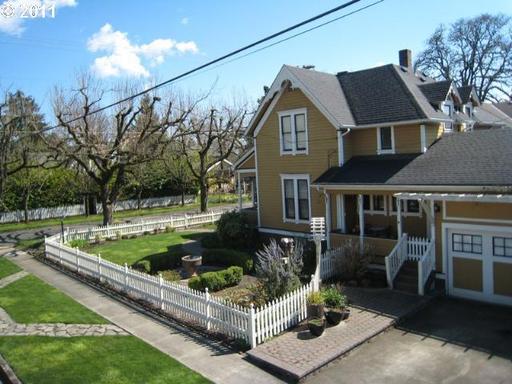 Primary Photo - 415 N College St