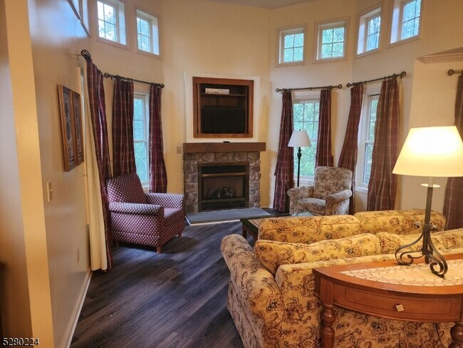 Foto del edificio - 3-13 Maple Cres