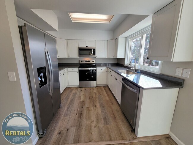 Building Photo - Adorable and Spacious Ranch Close to Town!