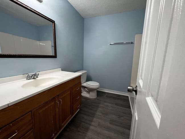 Foto del edificio - 2820 Pakenham Dr