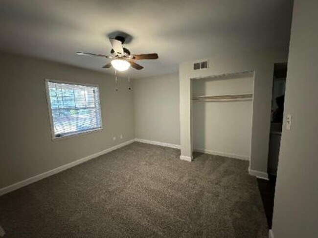 Foto del edificio - 2 bed 2 bath garden unit at Avery Close!