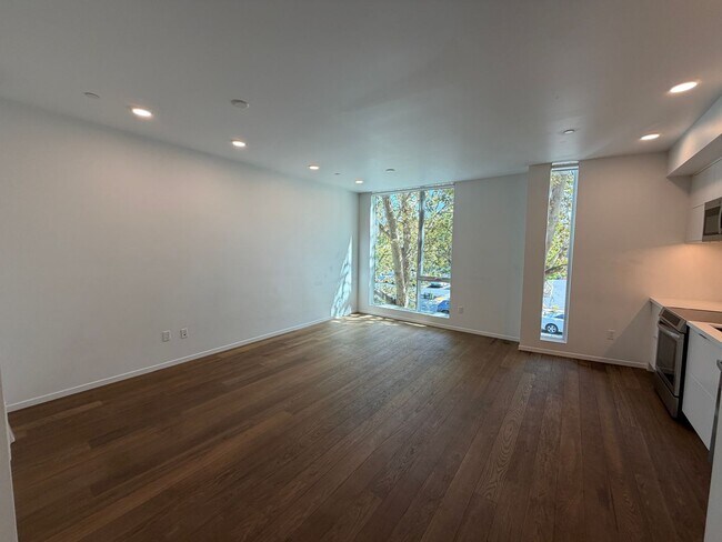 Building Photo - 2419 Binnen Ln