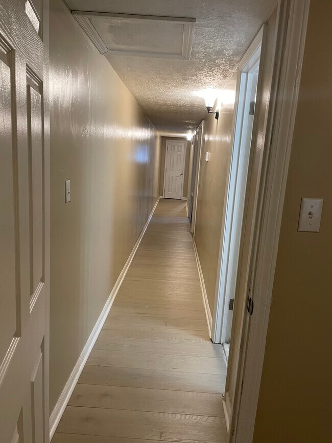 Pasillo - 672 N Pass Rd