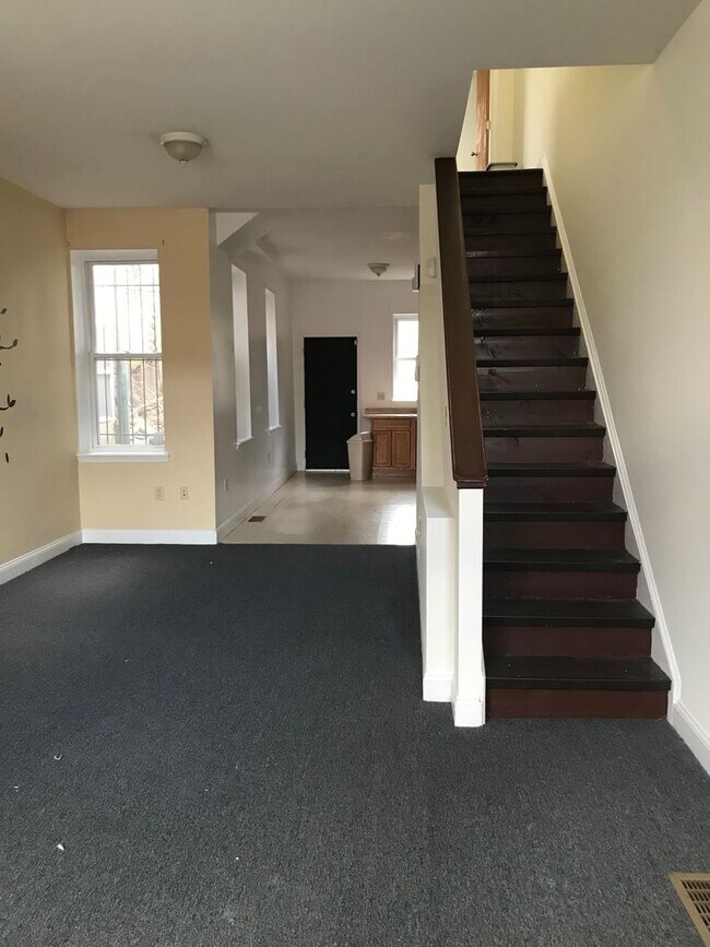 Foto del edificio - Spacious 3 Bedroom with Washer/Dryer