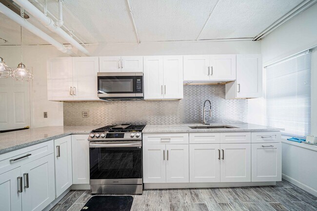 Building Photo - 5428 W Berteau Ave