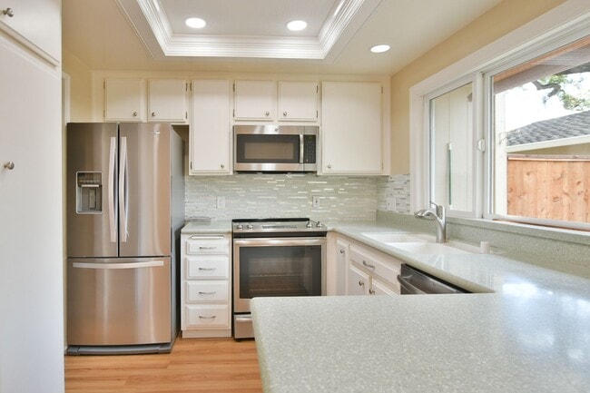 Building Photo - Beautiful Remodeled 3 Bedroom 2.5 Bath Cup...