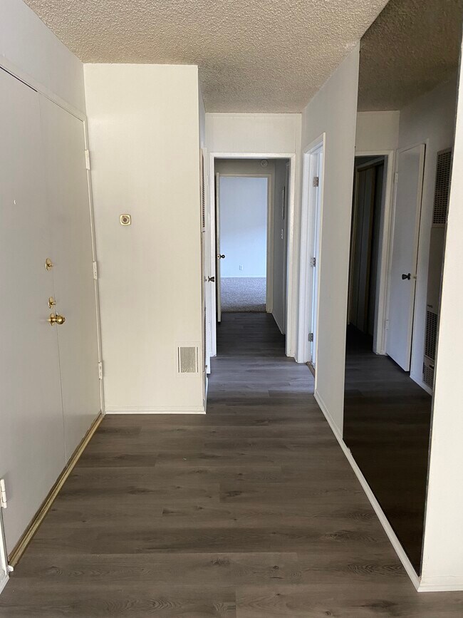 Foto del edificio - 10558 Eastborne Ave