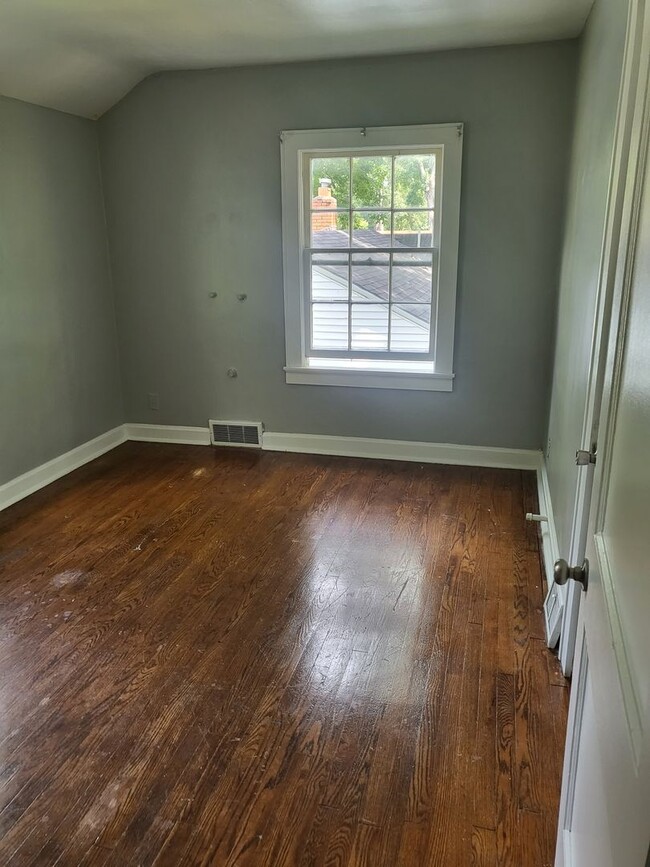 Building Photo - Charming 4-Bedroom Home with Sunroom, Fenc...