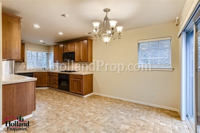Building Photo - Beautiful 2 Bedroom Townhouse with a Priva...