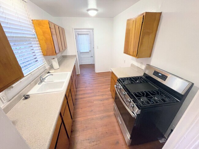 Foto del edificio - 3bd/1ba home in Rosewood. Huge backyard and 2 car garage!!