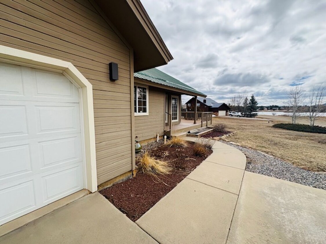 Building Photo - Stunning 3-Bedroom, 2-Bath Home with Lake ...