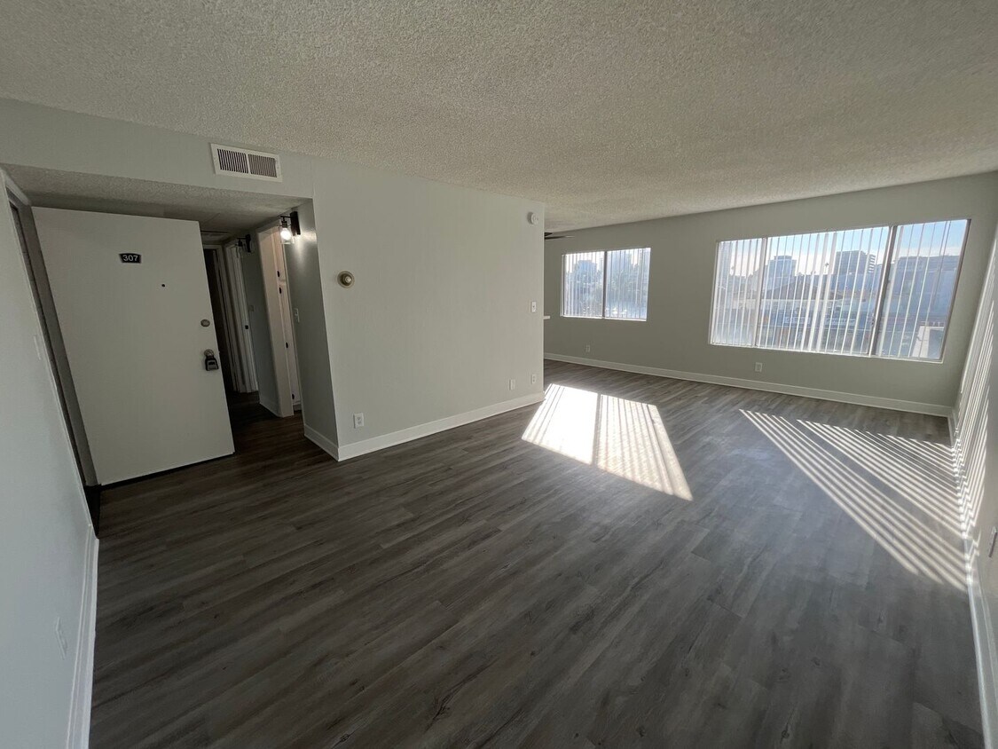 Foto principal - 245 South Serrano Ave