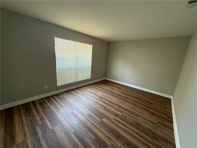 Building Photo - 505 Newport Dr W