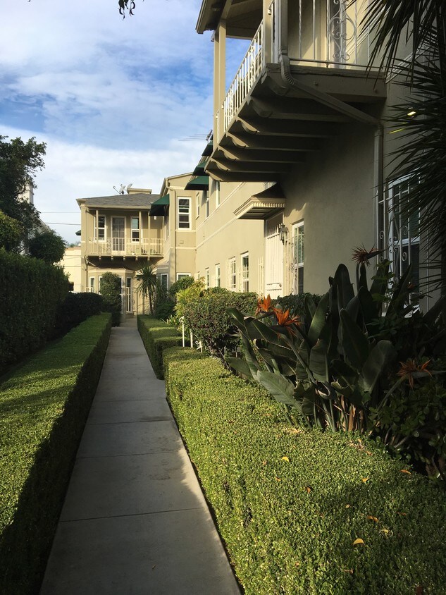 Garden Entrance - 1323 N Alta Vista Blvd